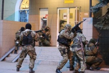 Запорожские милиционеры избили охрану и захватили завод