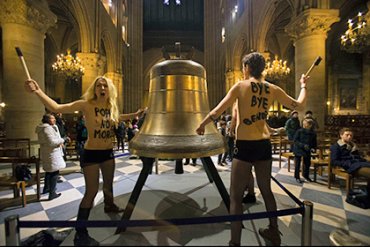 Суд оправдал активисток FEMEN, устроивших акцию в соборе Парижской Богоматери