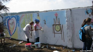 В Крыму детей привезли к бетонному забору, чтобы они рисовали «русскую» Родину