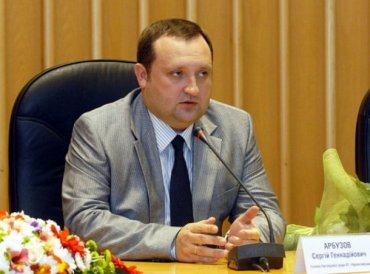 Арбузов советует НБУ безотлагательно взять под контроль курс нацвалюты