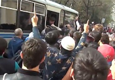 В Москве мусульмане взяли штурмом полицейский автобус