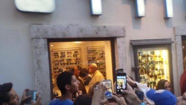 Папа Франциск зашел в магазин оптики в центре Рима, чтобы заменить стекла своих очков