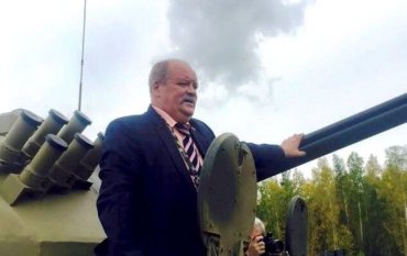 Депутат Госдумы РФ на пять часов застрял в люке танка