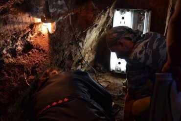 В России верующие съели крышку гроба Святого Матфея, которую выкинули пьяные археологи.
