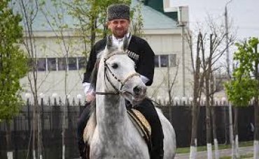 Рамзан Кадыров упал с лошади и сломал шею