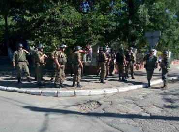 В Херсоне паника: центр города перекрыли военные с оружием и полиция