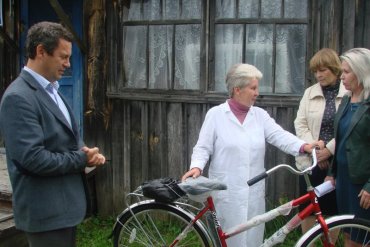 В России медиков пересадили на велосипеды