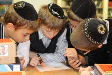 В Австралии подросток пришел к ученикам еврейской школы в образе Гитлера