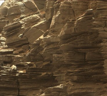 Curiosity наблюдает на Марсе слоистые структуры из горных пород