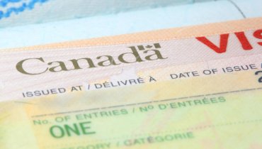 Канада отказалась отменить визы для украинцев