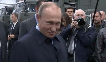 Путин скорчил гримасу работнику оружейного завода