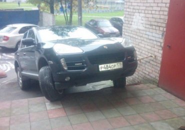 В Петербурге водитель припарковал «Порше» прямо на лестнице подъезда