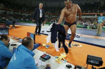 Монгольских тренеров наказали за неприличное поведение на Олимпиаде-2016