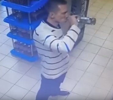 Россиянин залпом выпивает водку в магазинах и уходит