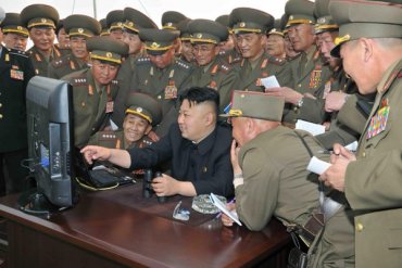 Ким Чен Ын читает новости о себе на всех 28-ми сайтах КНДР