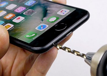 Владельцы iPhone 7 поверили в шутку и принялись сверлить дырки в гаджетах