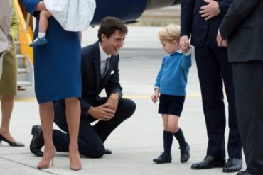 Принц Кембриджский не подал руку ставшему на колени премьер-министру Канады