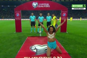 Активистка Femen выбежала на поле перед матчем с Турцией