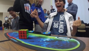 Подросток из США побил рекорд по сборке кубика Рубика