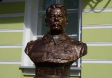 В Москве на «Аллее правителей» поставили бюст Сталина