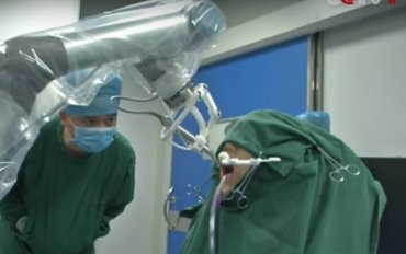 В Китае робот впервые провел имплантацию зубов