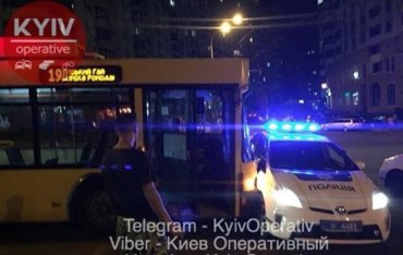 В Киеве полицейское авто сбило троллейбус