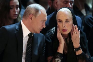 Жена Кобзона на похоронах превратилась в Путина