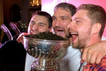 Хоккеисты клуба «Вашингтон» повредили Кубок Стэнли
