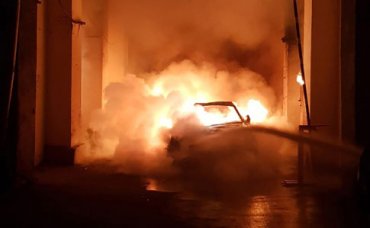 В центре Киеве облили бензином и сожгли машину невестки Гонтаревой