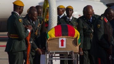 В Зимбабве хоронят  Мугабе: давка, беспорядки и раненые