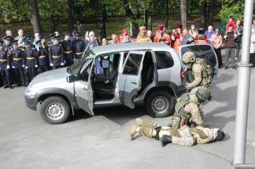 В Петрозаводске во время церковного празднования устроили показательное задержание