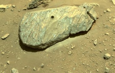 Марсоход NASA добыл первый образец марсианского грунта