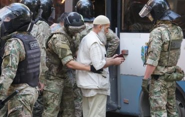 В Симферополе массовые задержания возле здания ФСБ