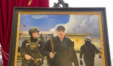 Картину с Лукашенко в бронежилете и с автоматом выставили в его резиденции