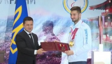 Зеленский присвоил звание Героя Украины паралимпийцу