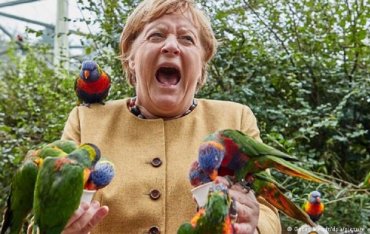 Меркель на прощанье сфотографировалась с попугаями