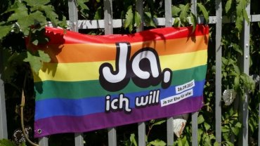 Швейцарцы проголосовали на референдуме за легализацию однополых браков
