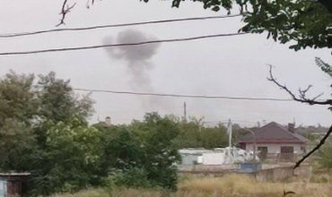 В Мелітополі пролунали потужні вибухи: з військового аеродрому валить дим