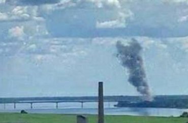 У Херсоні знов вибухи в районі Антонівського мосту: здіймається стовп диму