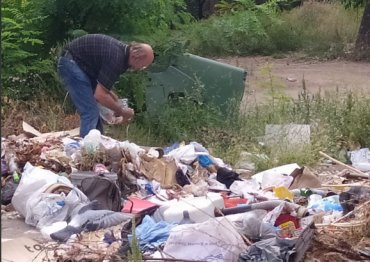 Мешканцям Маріуполя, що втратили документи, не дають гуманітарку: вони годуються на смітниках