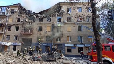 Обстріл Харкова: пошкоджено багатоповерхівку і адмінбудівлю. Фото і відео