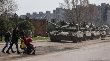 В Мариуполе россияне снимают с позиций военную технику и увозят из города