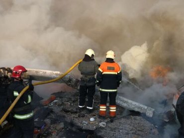 Окупанти потужно обстріляли Харків із РСЗВ: є пожежі та руйнування