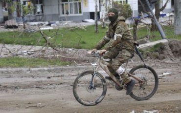 Оккупанты на Харьковщине бегут от ВСУ на отжатых у местных жителей велосипедах