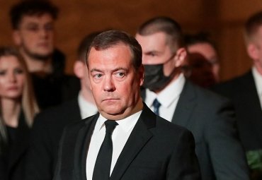 Медведев потребовал от Зеленской капитуляции после самого масштабного поражения РФ с начала войны