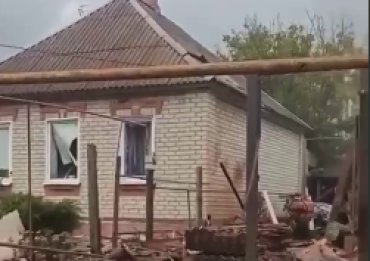 У Росії повідомили про обстріл села під Бєлгородом: на відео потрапили ящики з боєприпасами