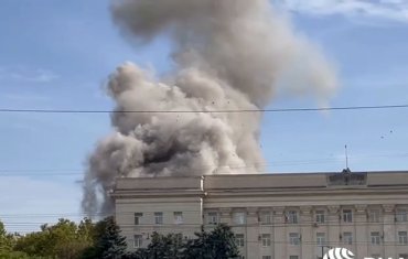 У центрі Херсона пролунали вибухи: біля будівлі адміністрації стовп диму