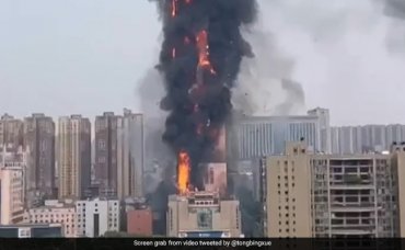 В Китае за 20 минут полностью сгорел небоскреб с людьми