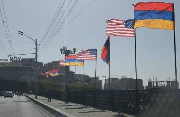 Ненсі Пелосі прилетіла до Вірменії: Азербайджан раптом завершив «військову операцію» на кордоні