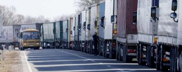 В Казахстане массово задерживают российские грузовики с “параллельным импортом”: у водителей отбирают документы